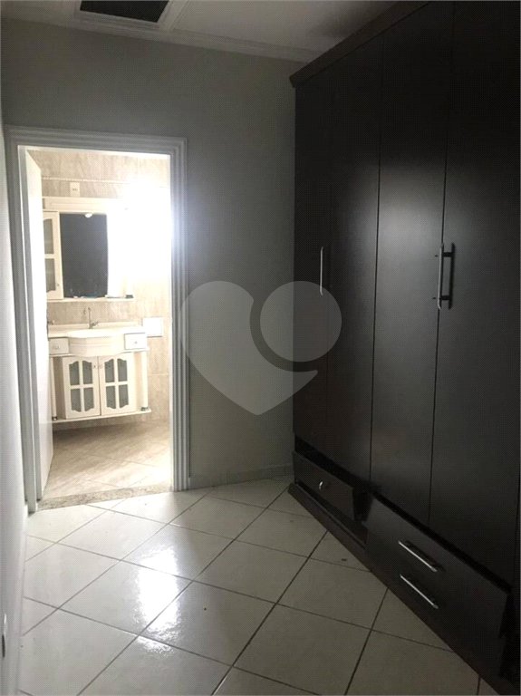 Sobrado à venda com 3 quartos, sendo 1 suíte, em Jardim Indaiá, Poá, SP