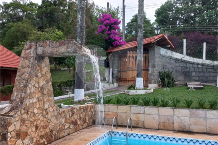 Casa à venda com 4 quartos, sendo 2 suítes,  no condomínio Cinco Lagos, Mairiporã - SP