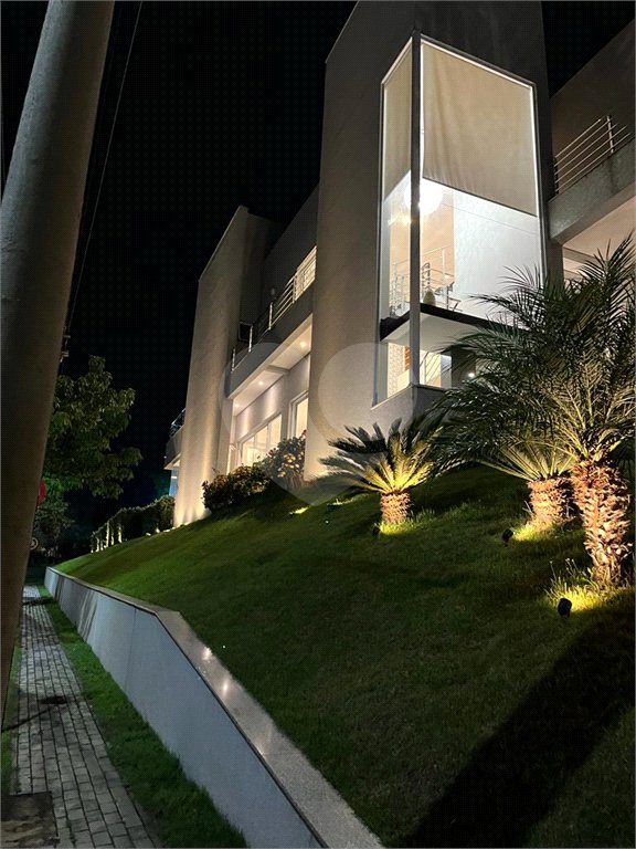 Casa à venda com 4 suítes no condomínio Figueira Garden, Atibaia - SP