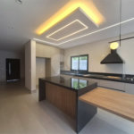 Casa NOVA com 03 suítes , piscina e condomínio com lazer completo!