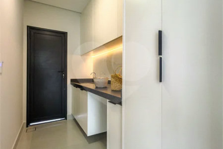 Casa Térrea – Condomínio Maria Cândida - 300 m² de terreno - 212 m² de área construída - 4 vagas de garagem, sendo 2 cobertas - Sala de jantar e estar integradas, com pé-direito duplo e cortina - 3 suítes com ar-condicionado, sendo 1 master com closet – planejado – Roupeiro – Escritório - Cozinha