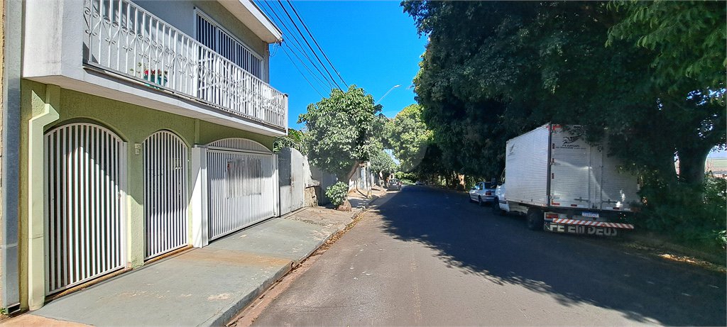 Casa no Jardim Medeiros ampla com 3 dormitórios bem distribuída