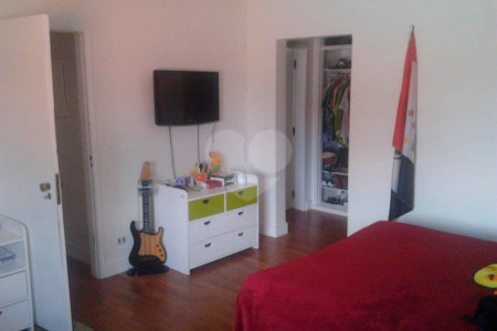 Sobrado à venda com 4 quartos, sendo 1 suíte, em Alto da Boa Vista, São Paulo, SP