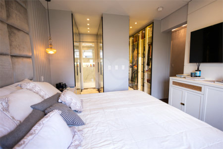 Apartamento à venda com 5 quartos, sendo 4 suítes,  em Parque Reboucas, São Paulo, SP