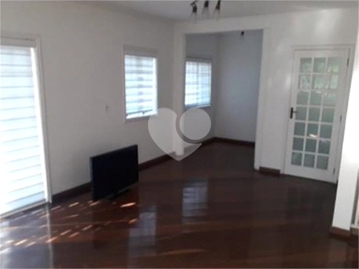 Casa à venda com 4 suítes no condomínio Suíça da Cantareira, Mairiporã - SP