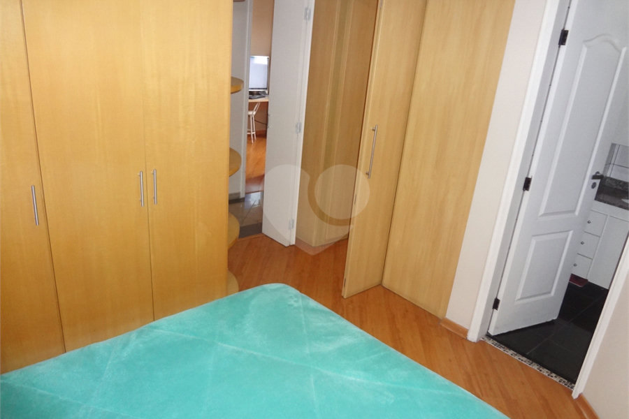 COBERTURA COM PISCINA E CHURRASQUEIRA NA CASA VERDE.