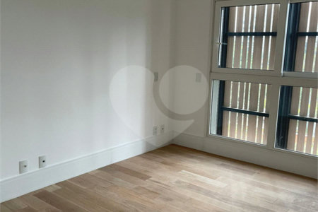 Apartamento à venda com 3 suítes em Moema, São Paulo, SP