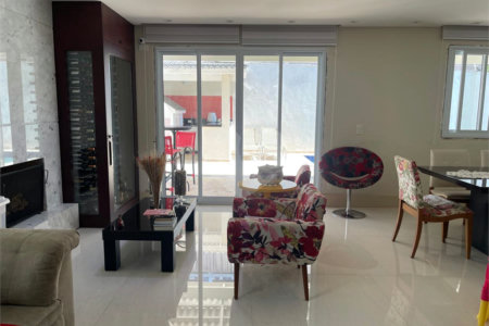 Casa à venda com 4 quartos, sendo 2 suítes,  no condomínio Village Place, São Paulo - SP