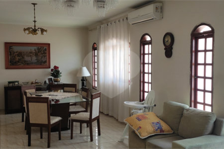Sobrado à venda com 3 quartos, sendo 1 suíte, em Vila Almeida, Indaiatuba, SP