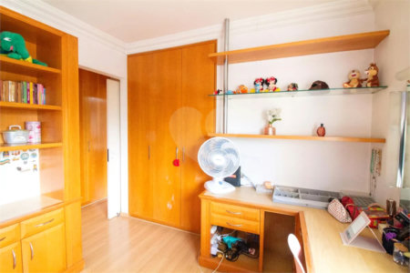 Casa à venda com 4 quartos, sendo 3 suítes, no condomínio Residencial Sans Souci, São Paulo - SP