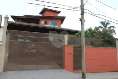 Sobrado à venda com 4 quartos, sendo 2 suítes, em Vila Petrópolis, Atibaia, SP