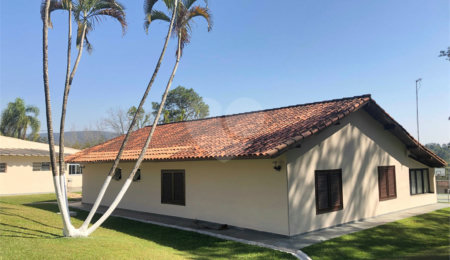 Chácara à venda com 9 quartos, sendo 6 suítes,  em Araçoiaba da Serra, SP