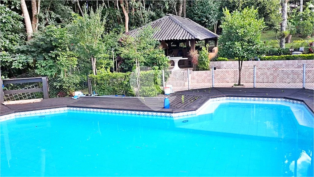 Casa à venda com 6 quartos, sendo 2 suítes, no condomínio Associação Reserva das Hortênsias, Mairiporã - SP