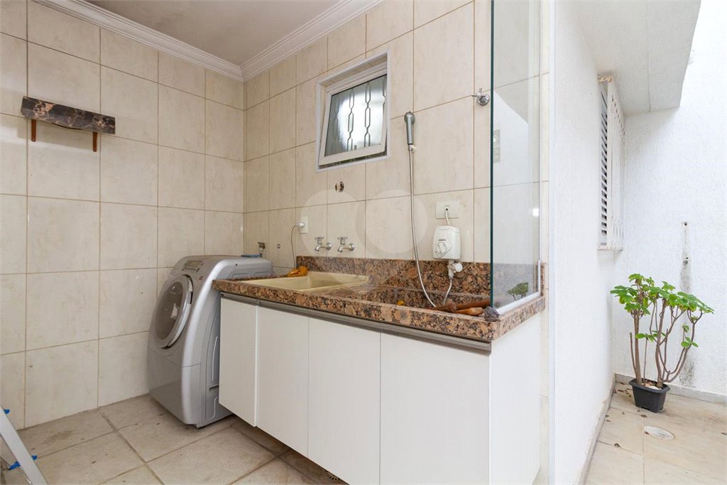 Casa Sobrado à venda com 342 m², 3 dormitórios, sendo 2 suítes, 4 vagas na Vila Mariana - São Paulo.