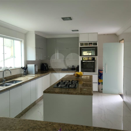Casa à venda com 4 quartos, sendo 3 suítes, no condomínio Residencial Nelson Pinto, Rio de Janeiro - RJ
