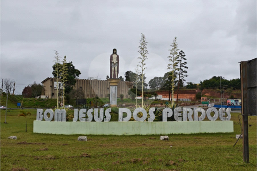 Casa à venda com 4 quartos, sendo 2 suítes,  em Country Residencial Felix, Bom Jesus dos Perdões, SP