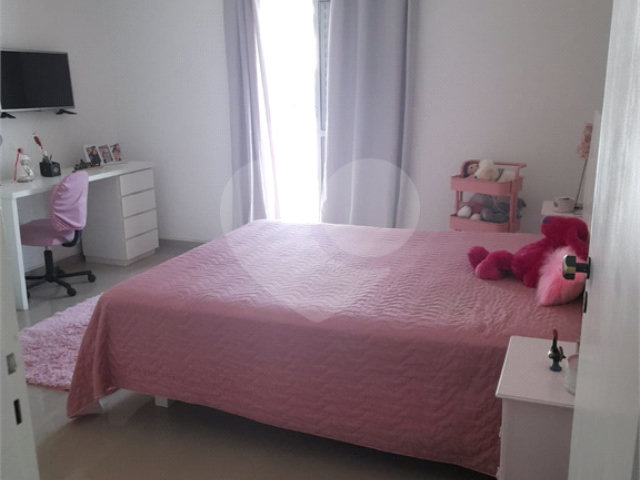 Sobrado à venda com 3 quartos, sendo 1 suíte,  em Vila Romero, São Paulo, SP