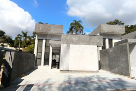 Casa à venda com 3 quartos, sendo 1 suíte, no condomínio Villagio Brasil, Atibaia - SP