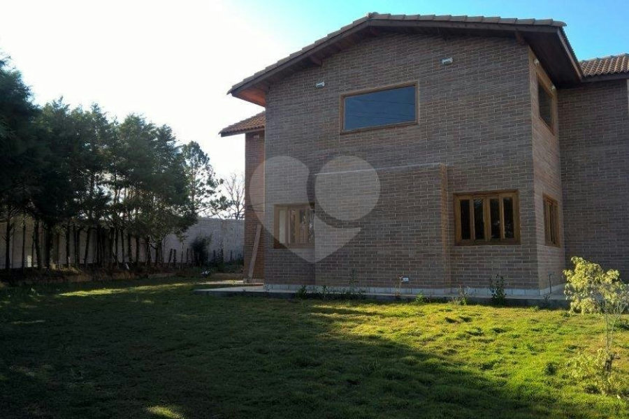 Casa à venda ou para alugar com 3 suítes no condomínio Vilarejo Estoril, Mairiporã - SP