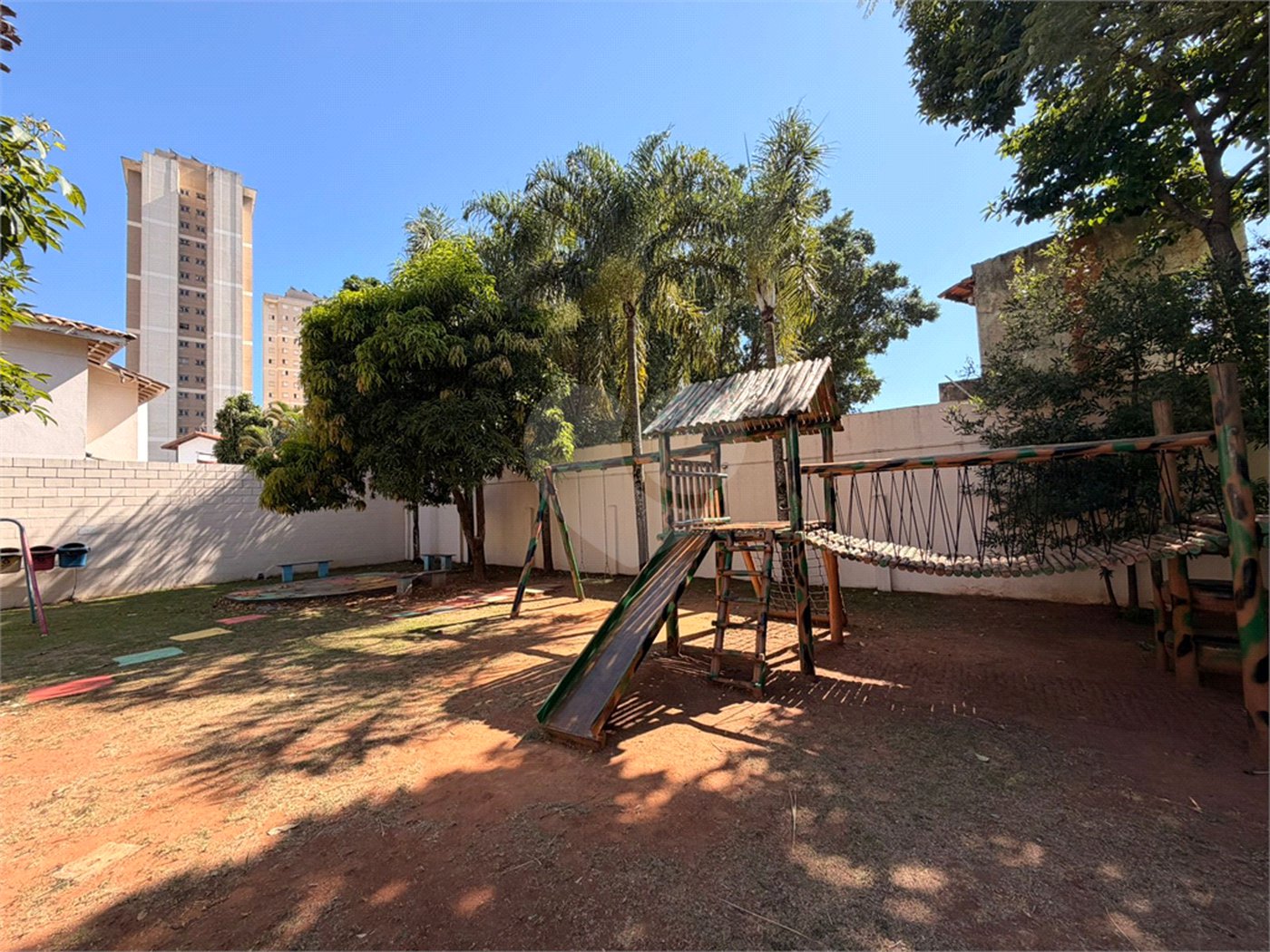 Casa à venda com 3 quartos, sendo 1 suíte, no condomínio Village Sarriá, Sorocaba - SP