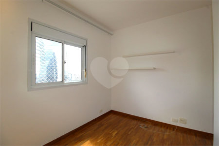 Apartamento à venda com 3 quartos, sendo 1 suíte,  em Vila Olímpia, São Paulo, SP