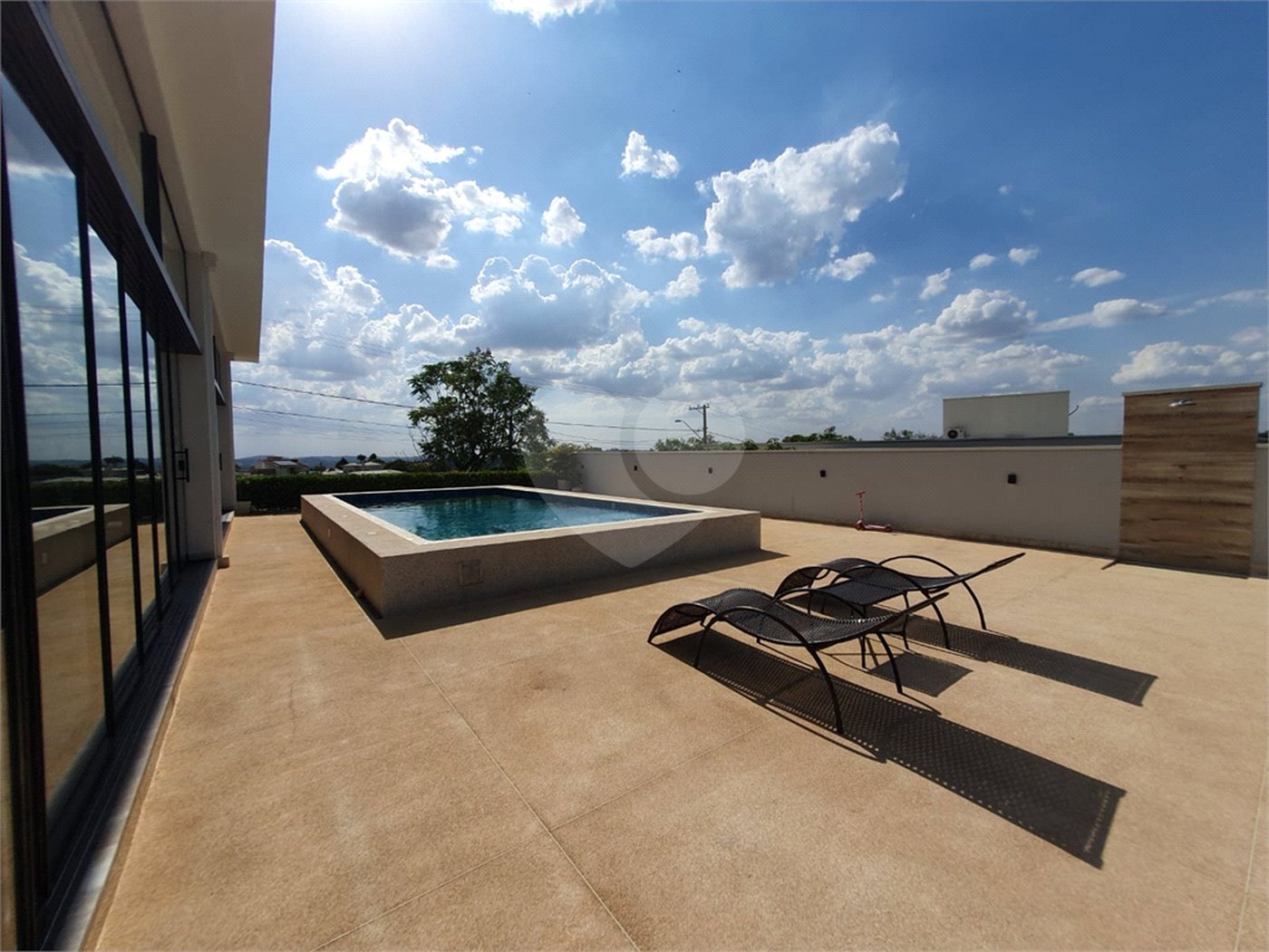 Casa à venda com 6 quartos, sendo 5 suítes, no condomínio Jardim Primavera, Louveira - SP