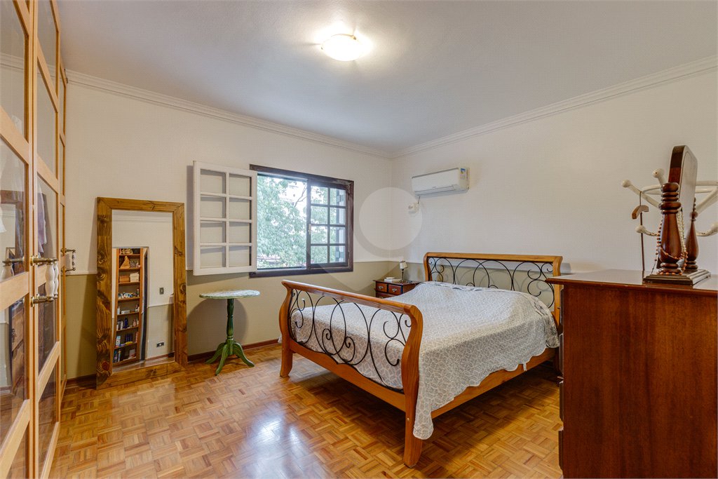 Sobrado à venda com 4 quartos, sendo 1 suíte, em Alto da Boa Vista, São Paulo, SP