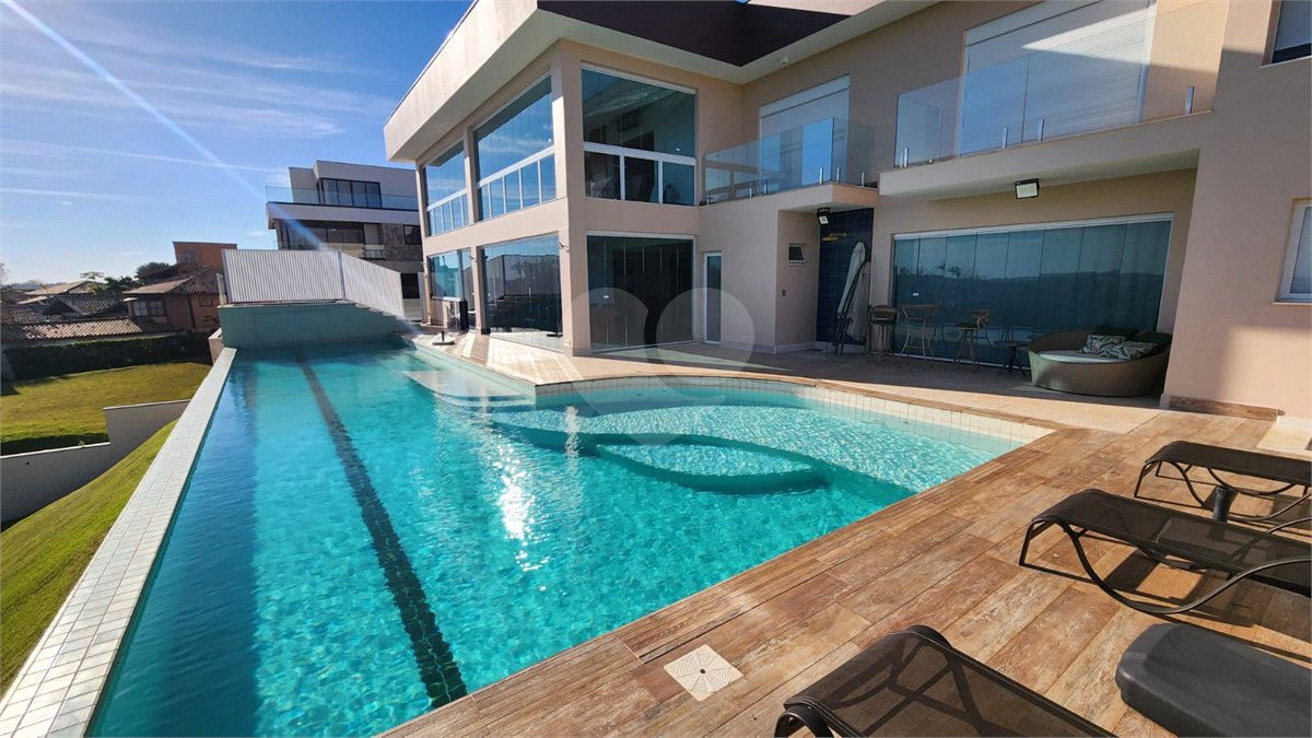 Casa à venda com 5 quartos, sendo 2 suítes, no condomínio Residencial Jardim Primavera, Louveira - SP