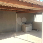 Casa térrea com 3 dormitórios, sendo 1 suíte.