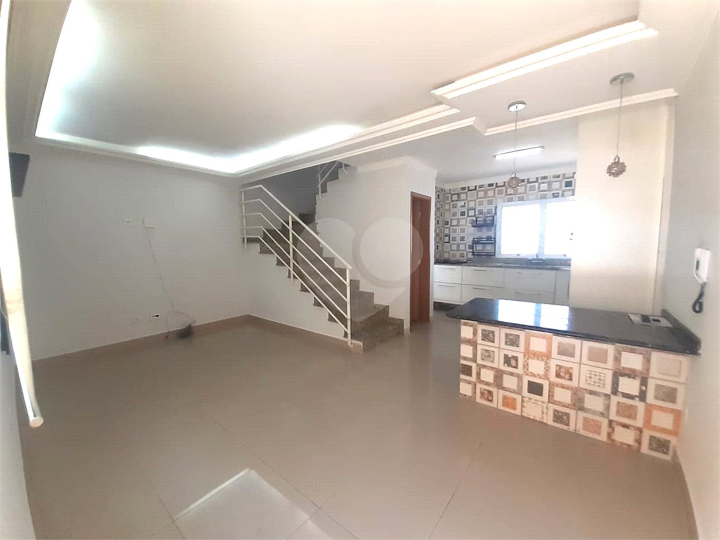 Casa à venda com 3 quartos, sendo 1 suíte, no condomínio Apeu, São Paulo - SP