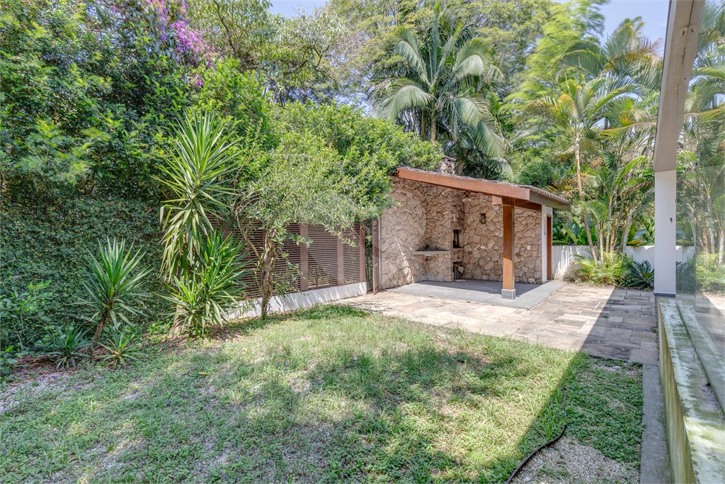 Casa à venda com 5 quartos, sendo 3 suítes, no condomínio Granja do Morumbi, São Paulo - SP