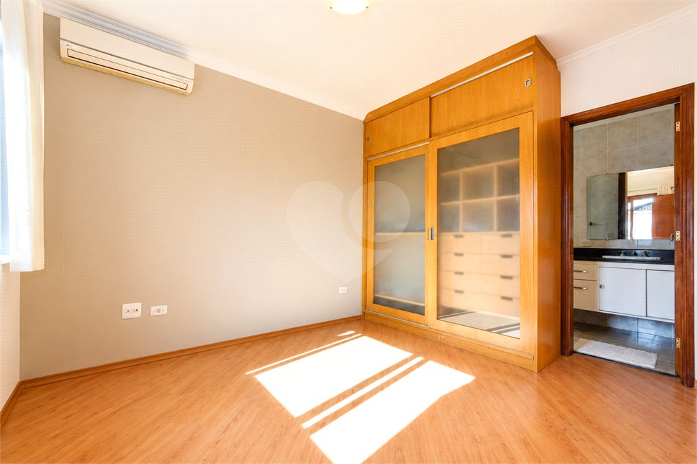 Casa à venda ou para alugar com 4 suítes no condomínio Vila das Emboabas, São Paulo - SP