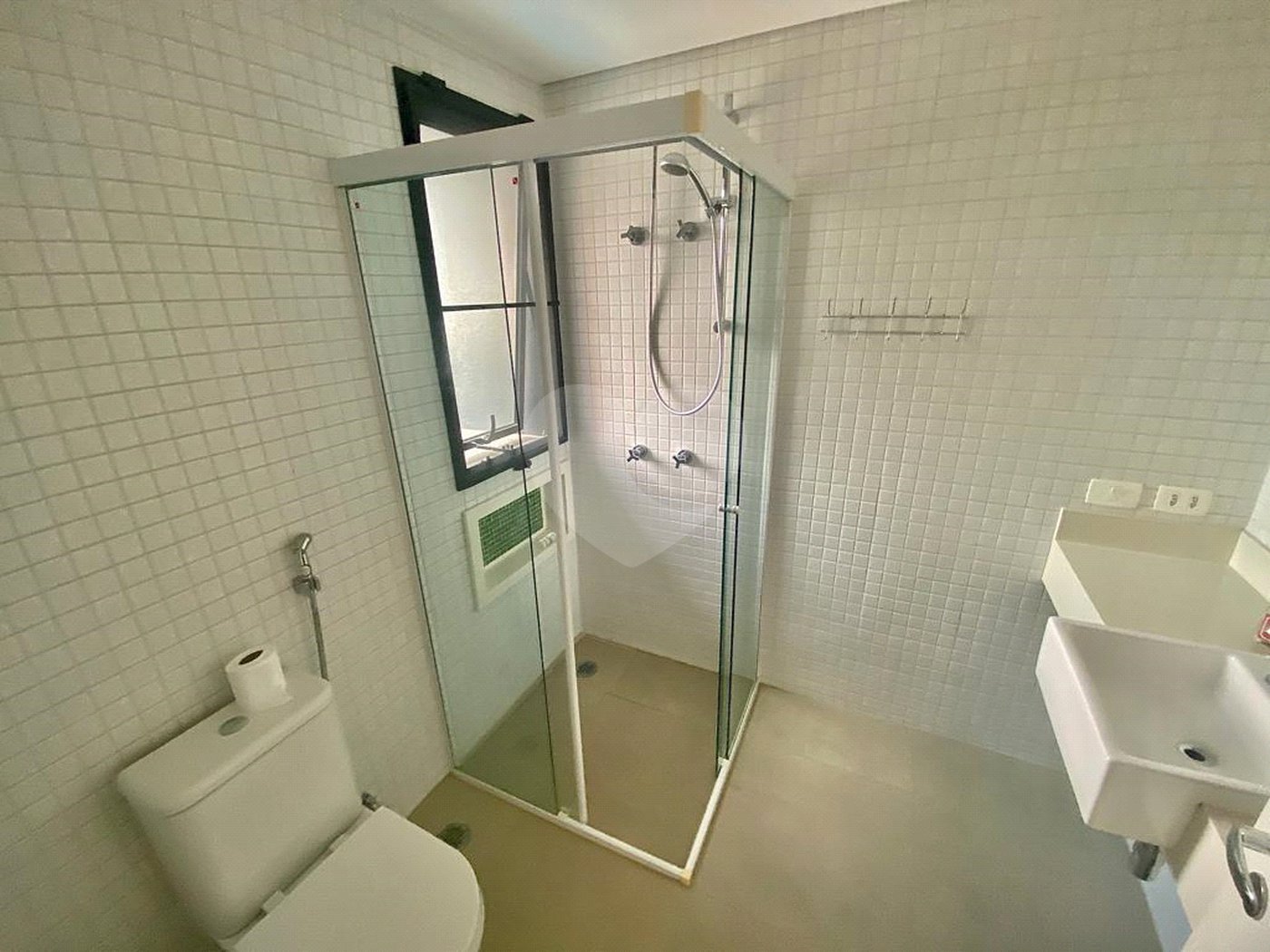 Imóvel 168m² Idea Zarvos com 3 suites, varanda na frente e na suíte, piscina, academia e 3 vagas Vila Madalena.