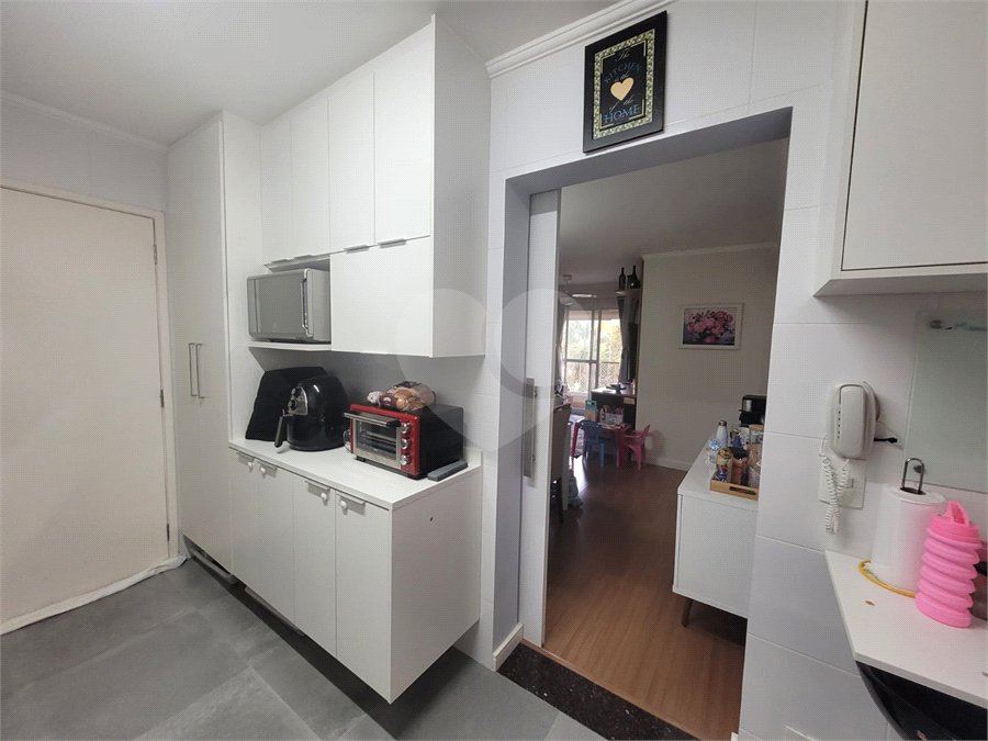 Apartamento de 03 dormitórios totalmente reformado com 02 vagas de Garagem escrituradas e livres.