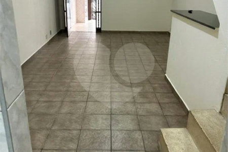 São Paulo - Capital - Bairro Santa Cruz - R4 495.000,00 - Aceita permuta por imóvel na cidade de Indaiatuba- Sp - Sobrado em rua residencial sem saída e com praça particular. O imóvel possui 2 quartos — 1 suíte com dois ambientes e acesso a hall externo. Sala ampla, cozinha com dois ambientes