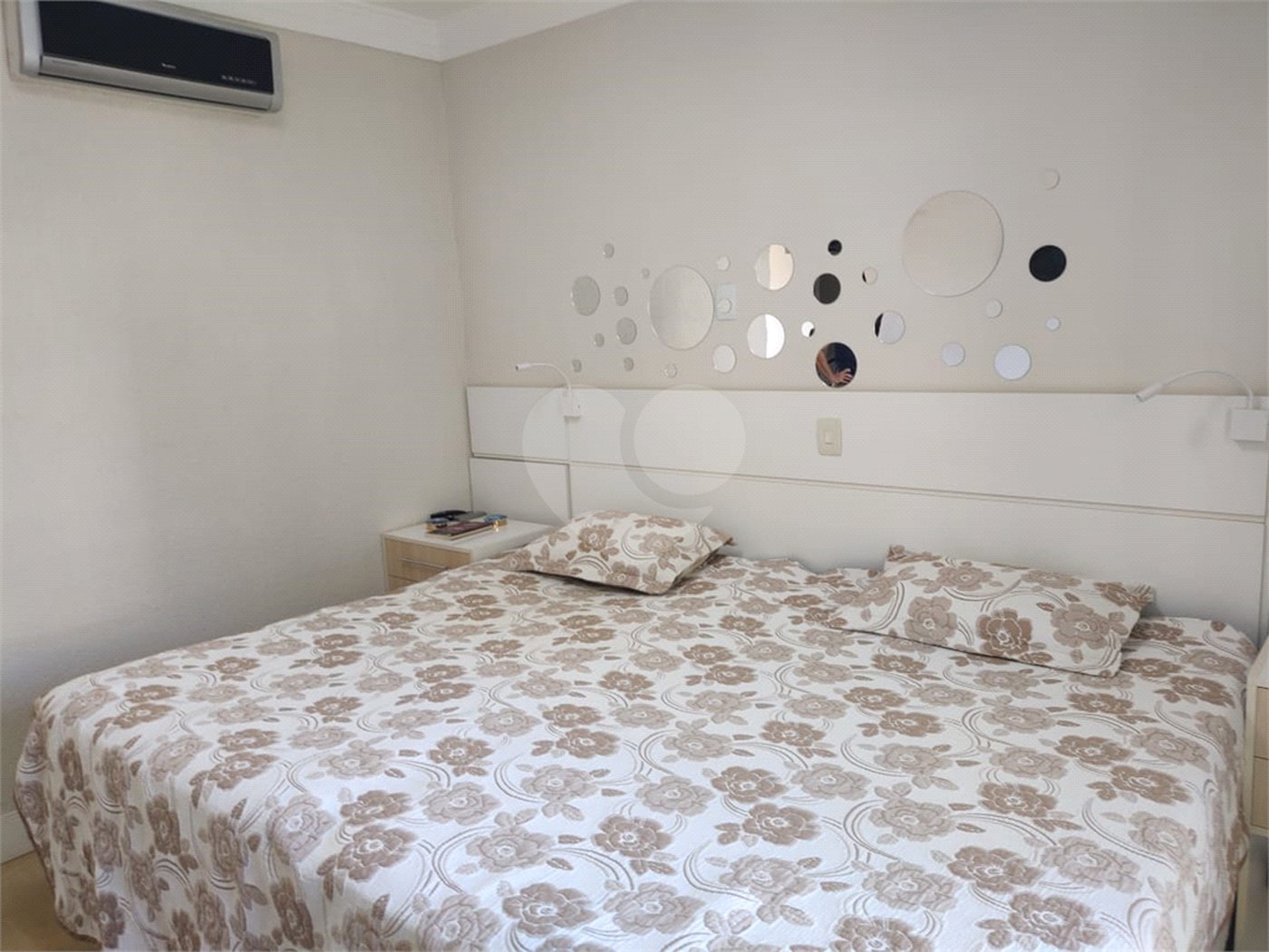 Casa à venda com 4 quartos, sendo 2 suítes, no condomínio Residencial Jardim das Palmeiras, Vinhedo - SP