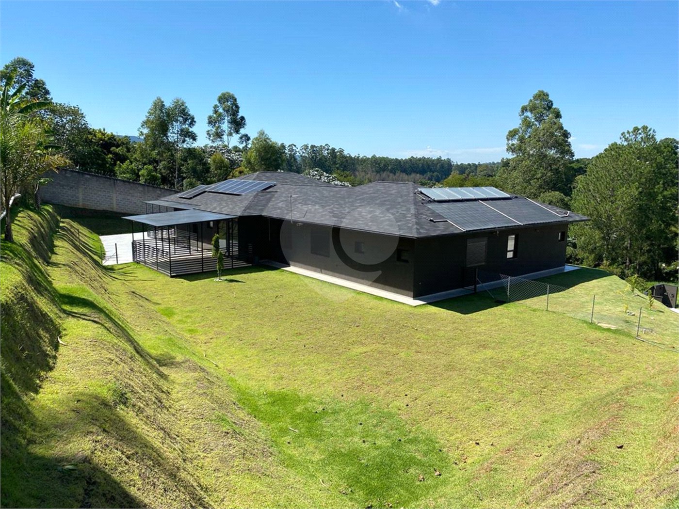 Casa à venda com 4 quartos, sendo 3 suítes,  no condomínio Jardim das Palmeiras, Bragança Paulista - SP