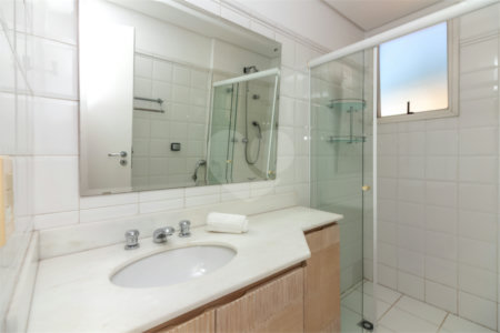 Casa à venda com 4 quartos, sendo 2 suítes, em Alto da Boa Vista, São Paulo, SP