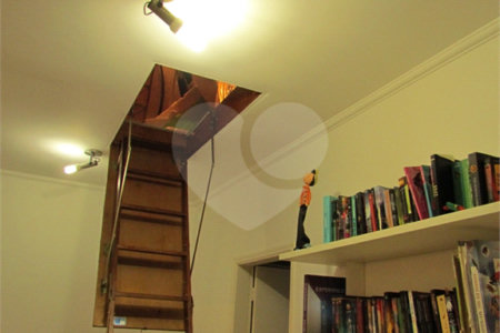 Casa de Vila à venda com 4 quartos, sendo 1 suíte, em Chácara Monte Alegre, São Paulo, SP