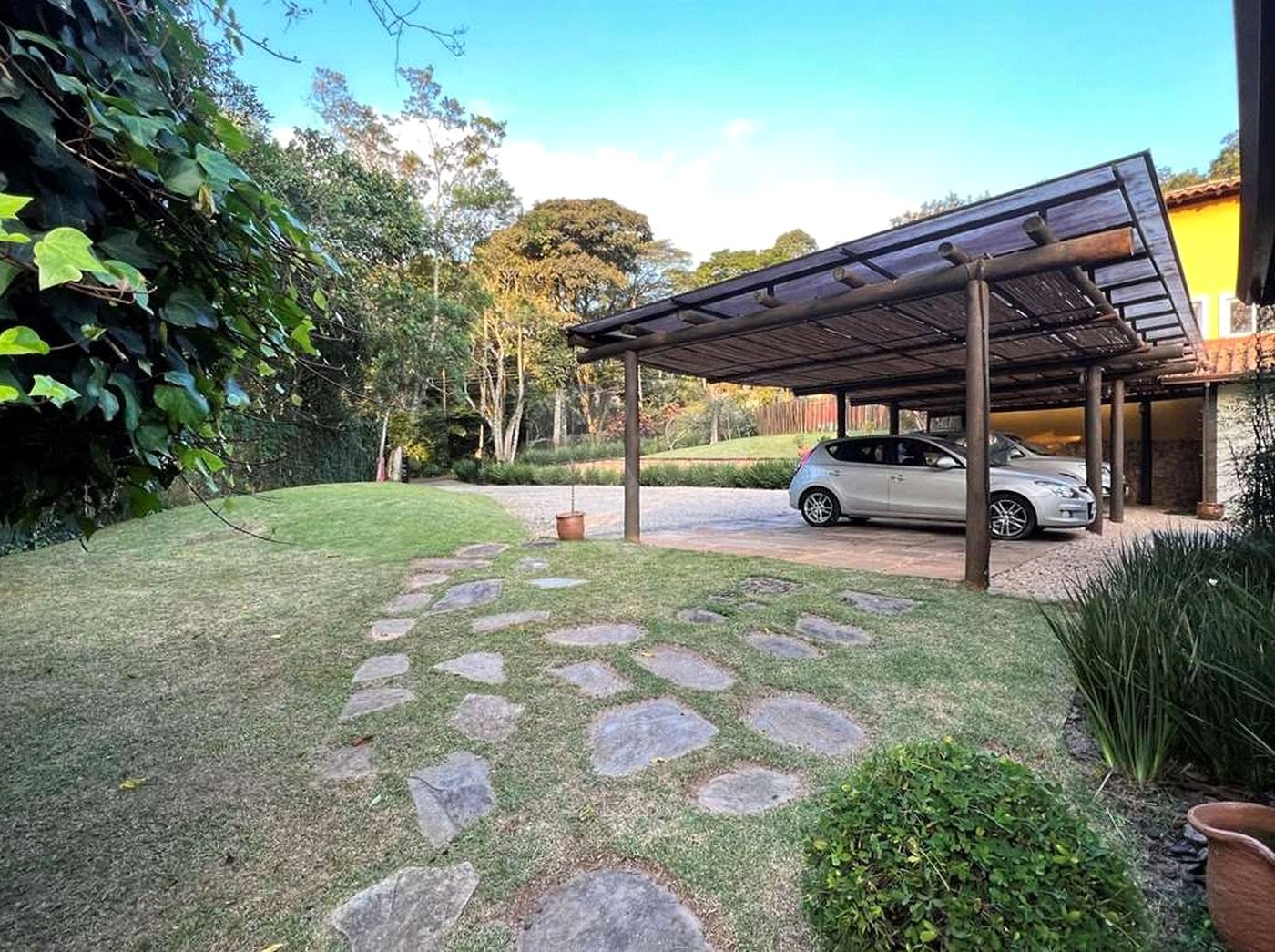 Casa à venda com 4 suítes no condomínio Jardim Mediterrâneo, Cotia - SP