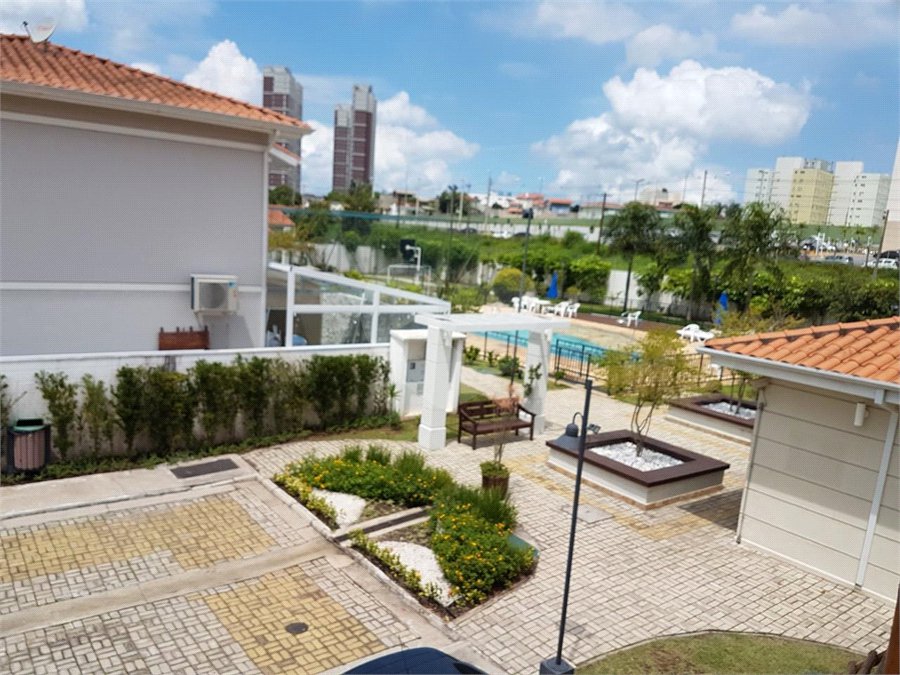 Casa à venda com 3 quartos, sendo 1 suíte, no condomínio Villa das Flores, Mogi das Cruzes - SP