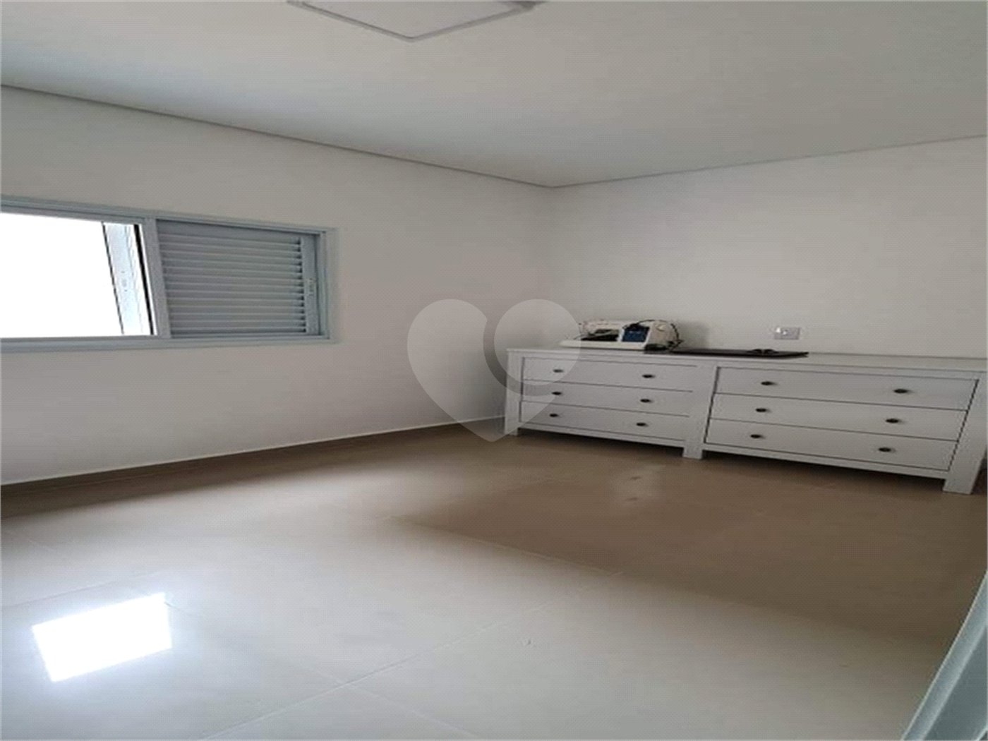 Casa à venda com 3 quartos, sendo 1 suíte, em Vila Santa Rosália, São Roque, SP