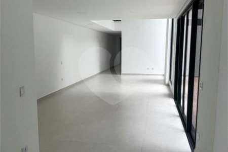 Casa à venda com 4 suítes no condomínio Figueira Garden, Atibaia - SP