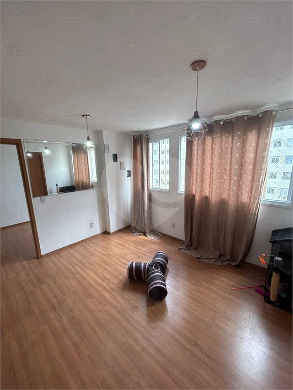 Apartamento de 44m² com vaga na garagem.