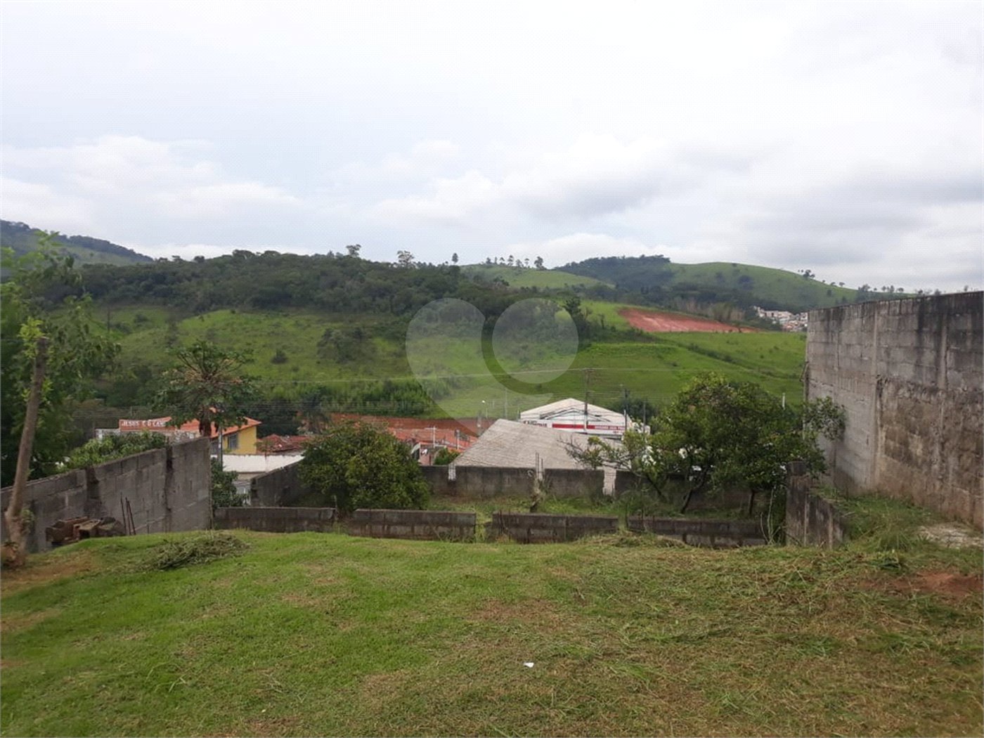 Sobrado à venda com 5 quartos, sendo 1 suíte,  no Centro, Bom Jesus dos Perdões, SP