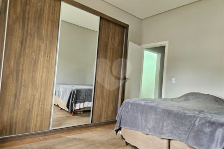 Casa à venda com 4 quartos, sendo 1 suíte,  no condomínio Jardim Shangri-lá, Atibaia - SP