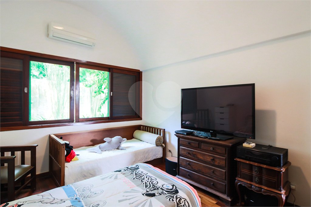 Casa à venda com 4 quartos, sendo 1 suíte,  em Interlagos, São Paulo, SP