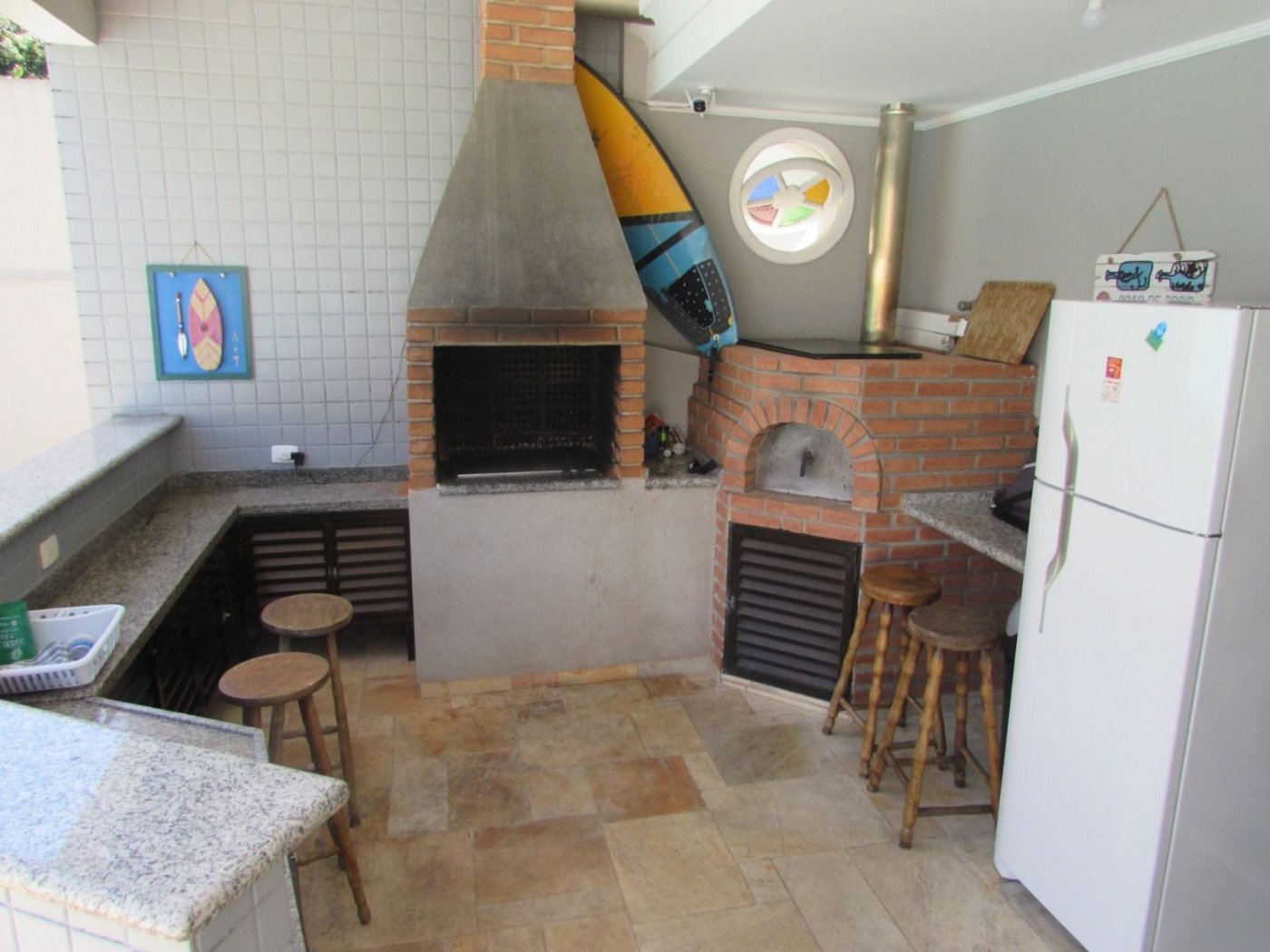 Casa de Alto Padrão com 5 Suítes e Lazer Completo– Guarujá