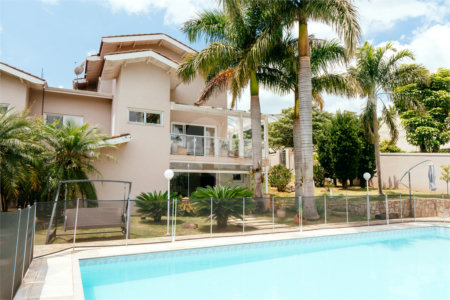 Casa à venda com 5 quartos, sendo 4 suítes, no condomínio Flamboyant, Atibaia - SP