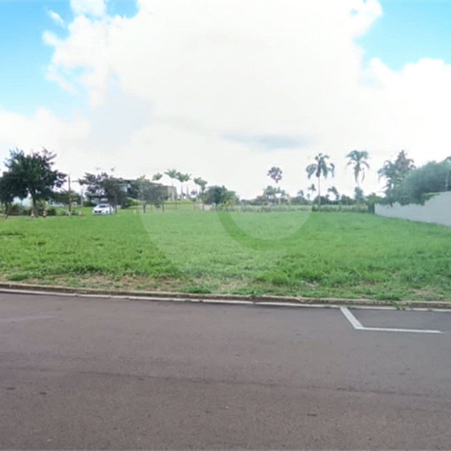 Terreno no Condomínio Damha Golf.